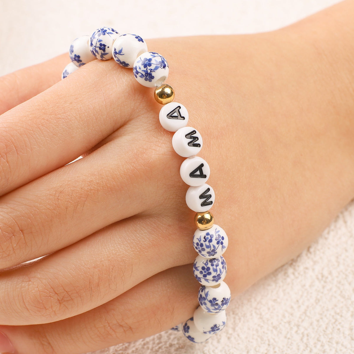 Mint & Lily Bracelet à Perles en Porcelaine Bleue Florale
