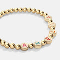 Mint & Lily Bracelet à Perles Dorées avec Lettres Arc-en-Ciel Personnalisables