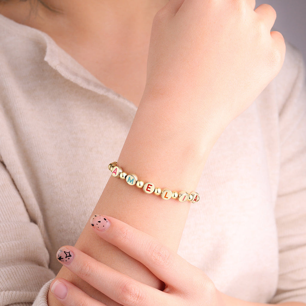 Mint & Lily Bracelet à Perles Dorées avec Lettres Arc-en-Ciel Personnalisables