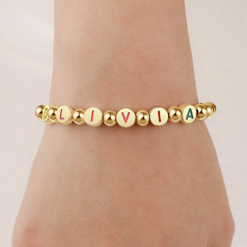 Mint & Lily Bracelet à Perles Dorées avec Lettres Arc-en-Ciel Personnalisables