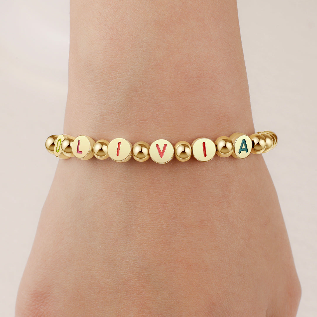 Mint & Lily Bracelet à Perles Dorées avec Lettres Arc-en-Ciel Personnalisables