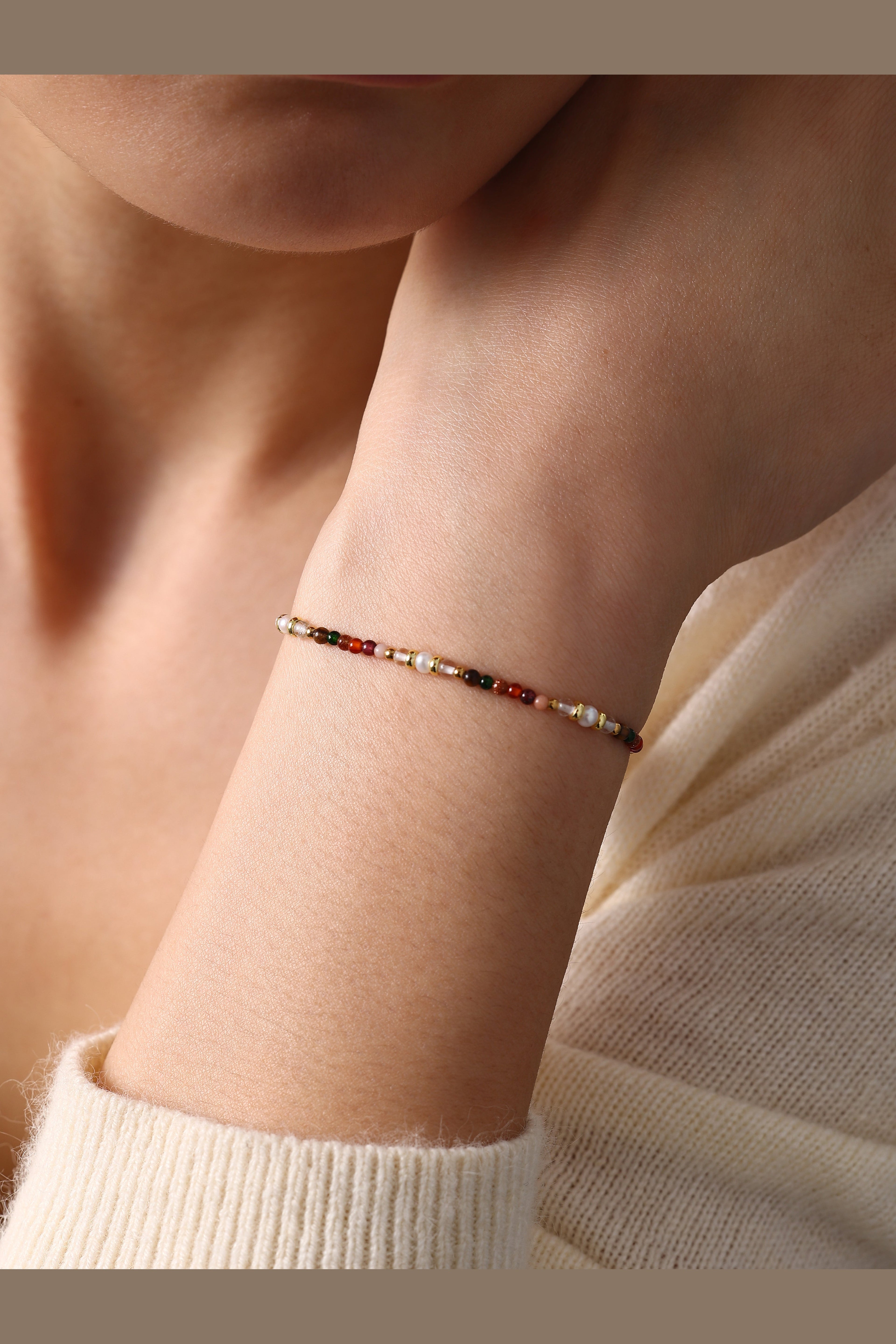 Mint & Lily Bracelet Minimaliste Tourmaline Arc-en-Ciel en Perles Dorées