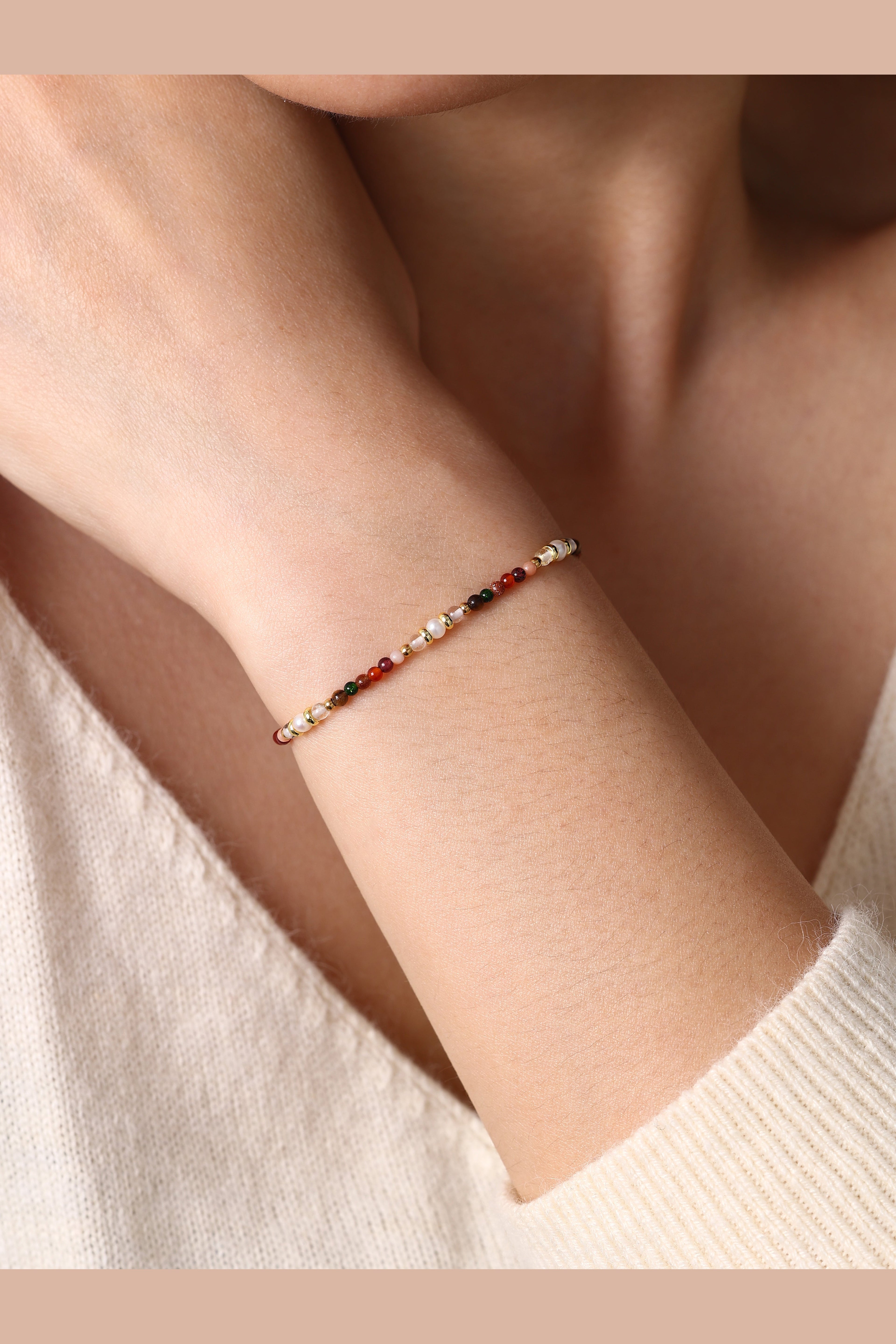Mint & Lily Bracelet Minimaliste Tourmaline Arc-en-Ciel en Perles Dorées